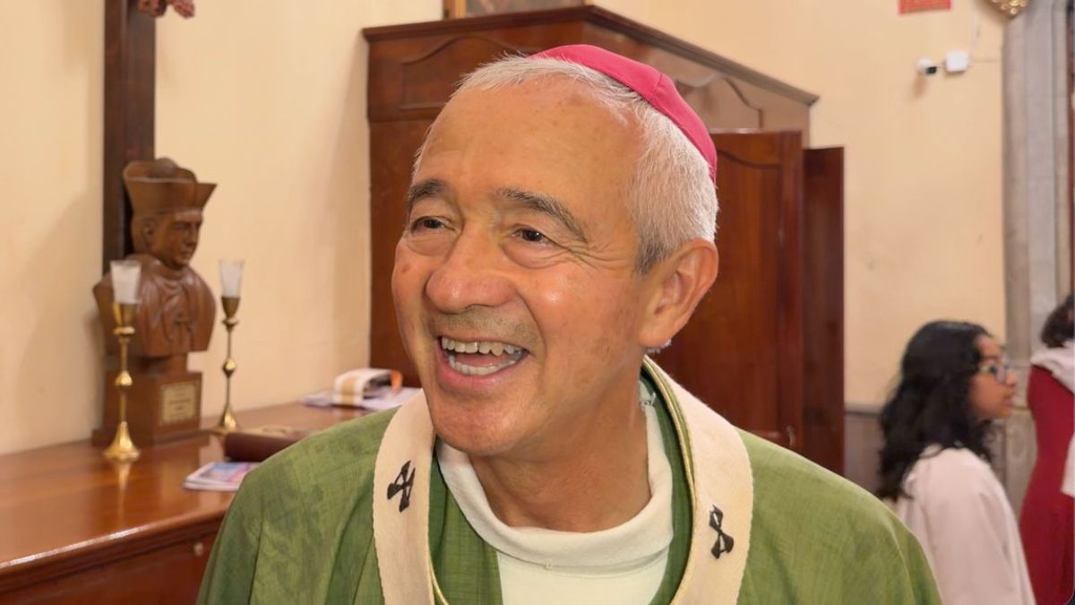 Jorge Carlos Patrón Wong atiende a los feligreses al término de la misa en Xalapa, Veracruz, en el inicio del proceso de transición hacia Puebla