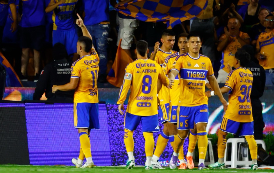 Jugadores de Tigres festejando el gol que les daría la victoria.