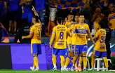 Jugadores de Tigres festejando el gol que les daría la victoria.