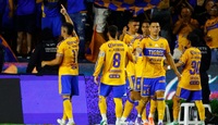 Jugadores de Tigres festejando el gol que les daría la victoria.
