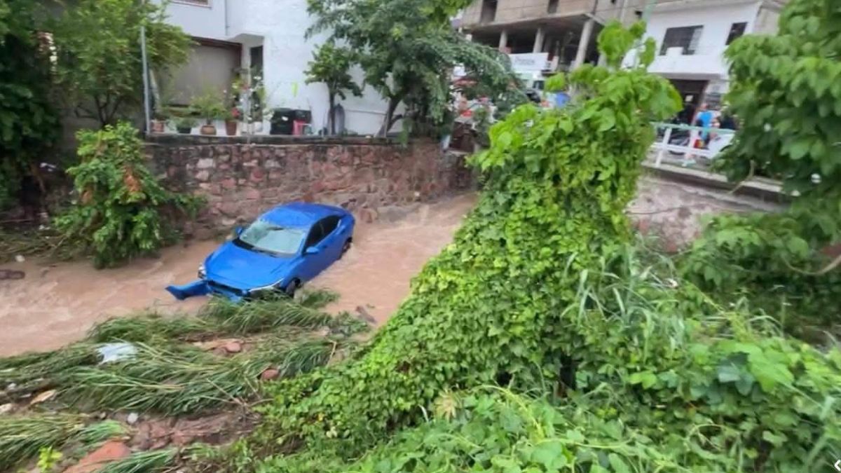 Madre e hija quedan atrapadas en un auto arrastrado por la corriente en Puerto Vallarta