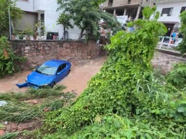 Madre e hija quedan atrapadas en un auto arrastrado por la corriente en Puerto Vallarta