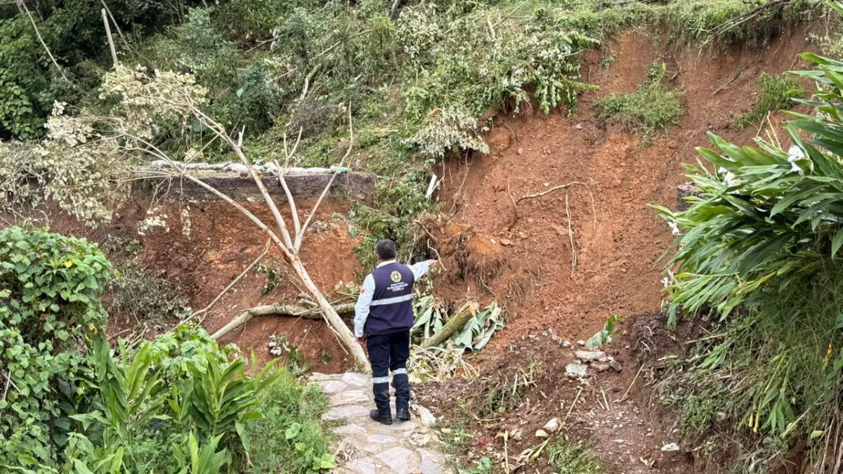 Maquinaria de la Secretaría de Infraestructura de Puebla realiza labores de remoción de piedras y tierra para liberar los tramos | Gobierno de Puebla