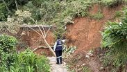 Maquinaria de la Secretaría de Infraestructura de Puebla realiza labores de remoción de piedras y tierra para liberar los tramos | Gobierno de Puebla