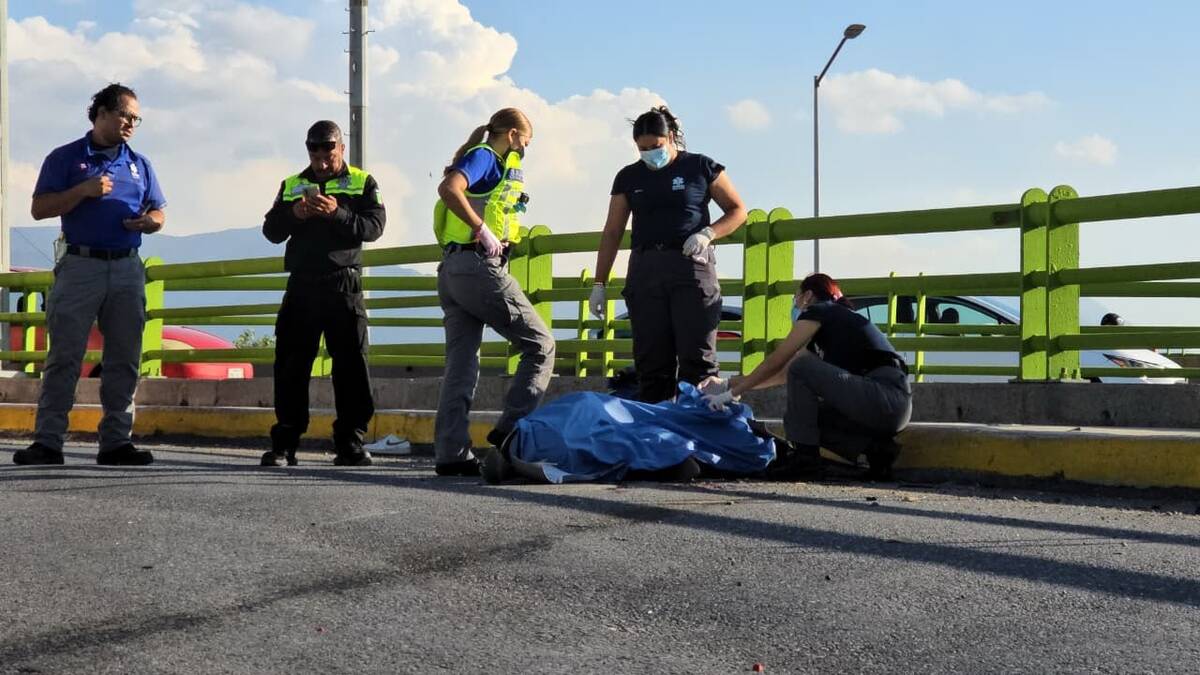 Paramédicos acudieron al lugar para intentar auxiliar al motociclista tras el fuerte percance vial.