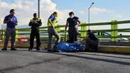Paramédicos acudieron al lugar para intentar auxiliar al motociclista tras el fuerte percance vial.