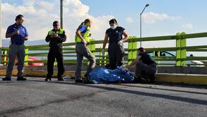Paramédicos acudieron al lugar para intentar auxiliar al motociclista tras el fuerte percance vial.