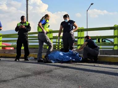 Paramédicos acudieron al lugar para intentar auxiliar al motociclista tras el fuerte percance vial.