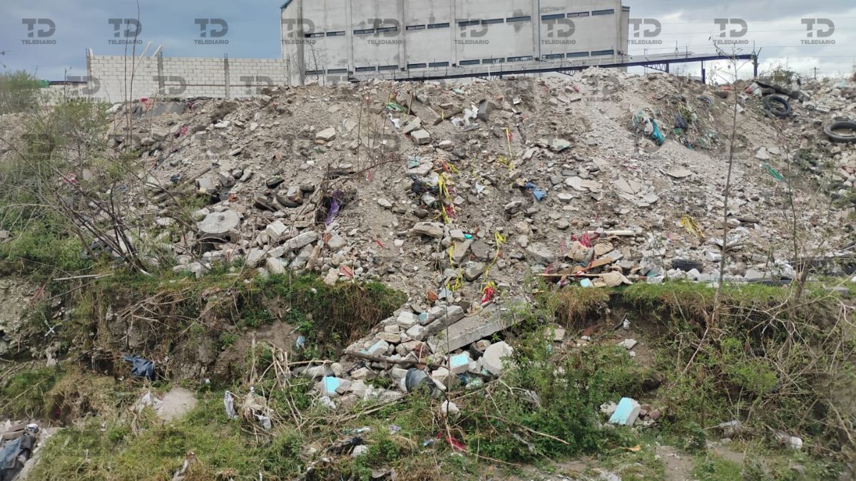 Unidad al servicio de Sosapac descarga tierra y cascajo en la ladera de la barranca Sanctórum, en Cuautlancingo