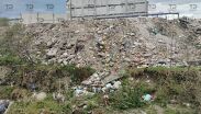 Unidad al servicio de Sosapac descarga tierra y cascajo en la ladera de la barranca Sanctórum, en Cuautlancingo