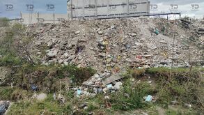Unidad al servicio de Sosapac descarga tierra y cascajo en la ladera de la barranca Sanctórum, en Cuautlancingo