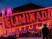 Adal Ramones conduce la gala de eliminación de La Granja VIP por Azteca Uno y Disney+, donde un nuevo famoso abandona la competencia.
