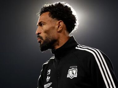 El arquero vive un nuevo reto profesional en el futbol sudamericano mientras su familia enfrenta la visita diaria de aficionados en su país natal.