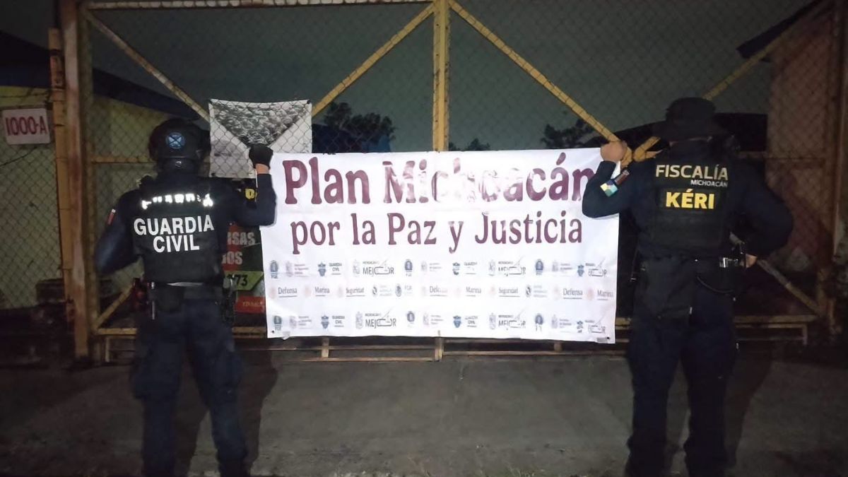 Catean lotes de vehículos y aseguran armas, cartuchos y un auto en Morelia. | FGE Michoacán vía Facebook.