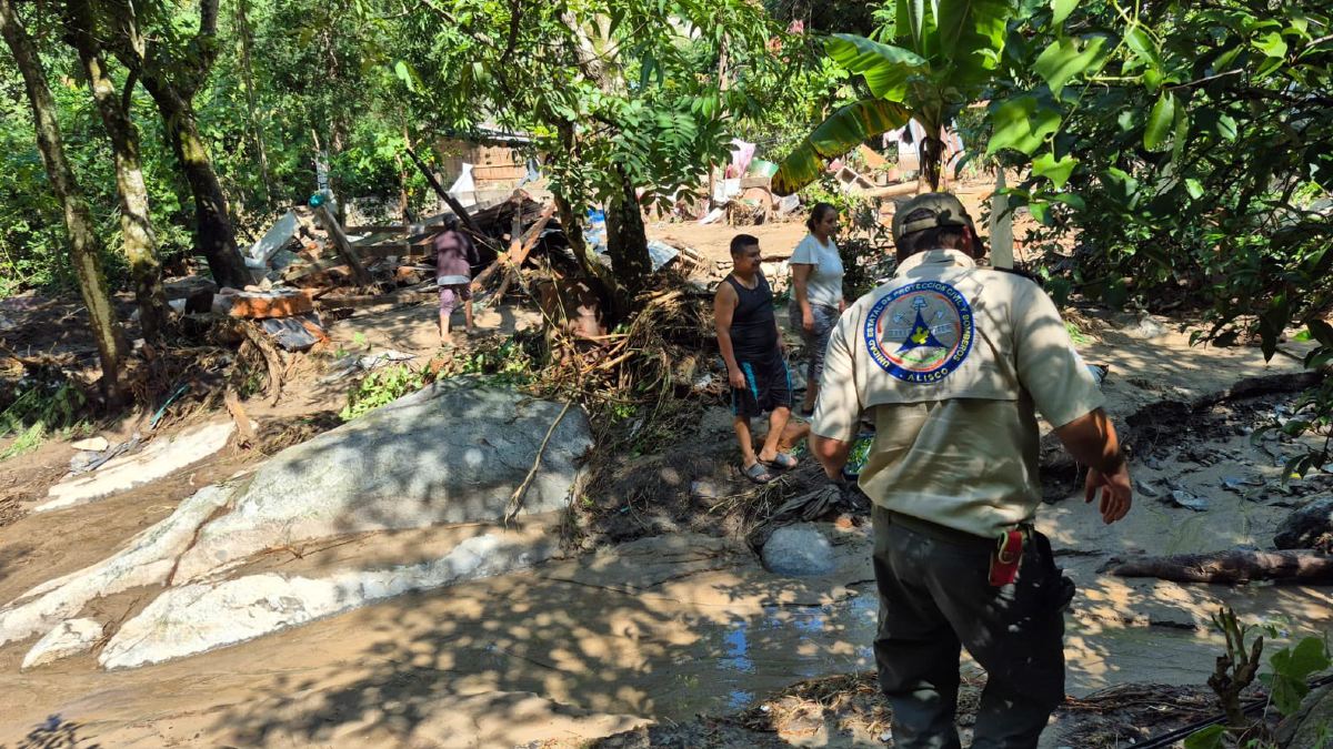 Las condiciones de lluvia dificultan el acceso al rescate. | Protección Civil y Bomberos de Jalisco