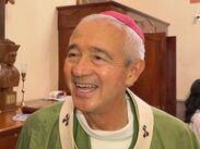 Jorge Carlos Patrón Wong atiende a los feligreses al término de la misa en Xalapa, Veracruz, en el inicio del proceso de transición hacia Puebla