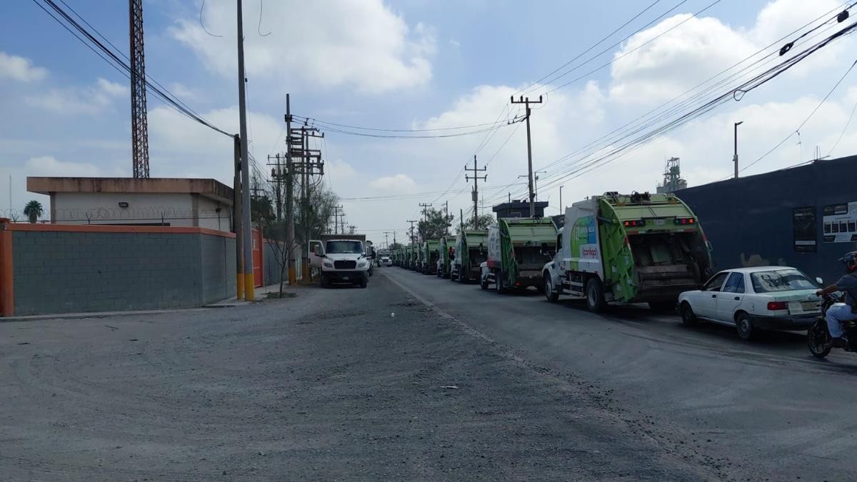Largas filas de camiones recolectores detenidos sobre la Carretera a Colombia.
