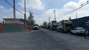 Largas filas de camiones recolectores detenidos sobre la Carretera a Colombia.