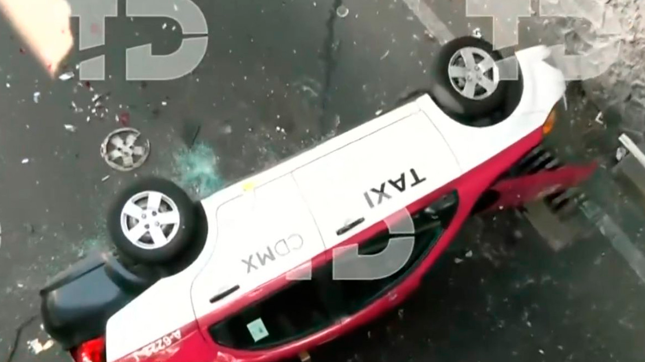 Naucalpan: Taxi cae desde un puente en Periférico Norte y muere conductor