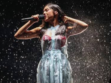 Olivia Rodrigo sorprende con su vestuario durante concierto