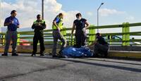 Paramédicos acudieron al lugar para intentar auxiliar al motociclista tras el fuerte percance vial.