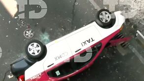 Un taxista de aproximadamente 40 años murió tras caer de un puente en Naucalpan.