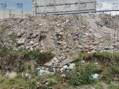 Unidad al servicio de Sosapac descarga tierra y cascajo en la ladera de la barranca Sanctórum, en Cuautlancingo