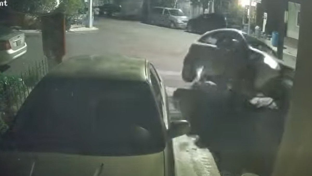 Un vehículo color blanco se estrelló contra el barandal en la calle Jazmín.
