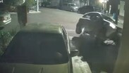 Un vehículo color blanco se estrelló contra el barandal en la calle Jazmín.