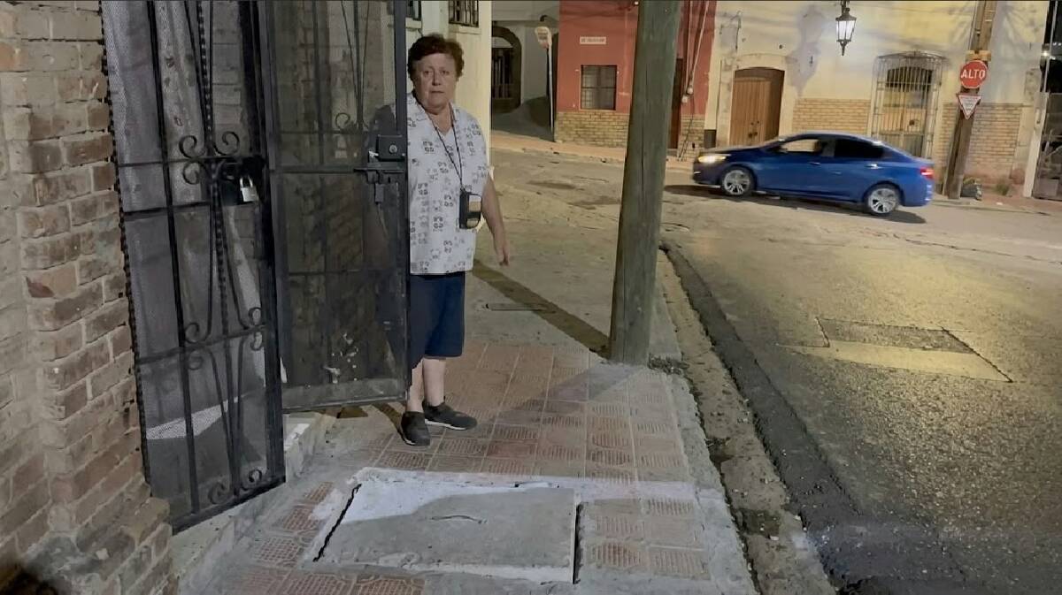 Agua sucia permanece acumulada frente al domicilio, según denunció la habitante.