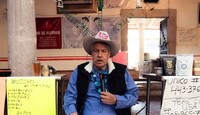 Alfredo Gallegos, conocido como "Padre Pistolas" funge como párroco en Chucándiro, Michoacán.