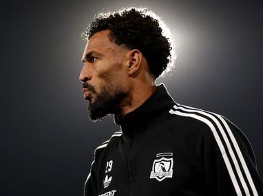 El arquero vive un nuevo reto profesional en el futbol sudamericano mientras su familia enfrenta la visita diaria de aficionados en su país natal.