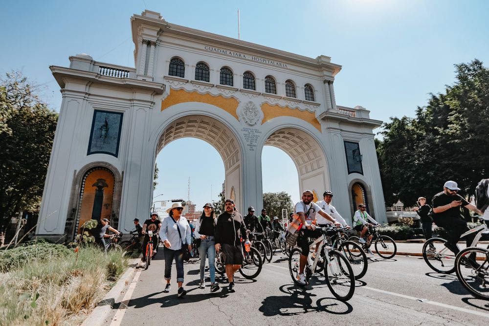 Ciclistas y peatones bajo los Arcos de Guadalajara durante la Vía, cuando las calles se cierran a los coches un domingo | Gobierno de Guadalajara