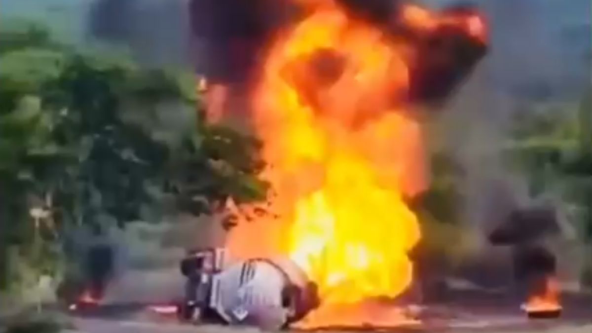 Corporaciones de emergencia laboran para sofocar el fuego en el tractocamión cargado con combustible que se volcó sobre la autopista 180D