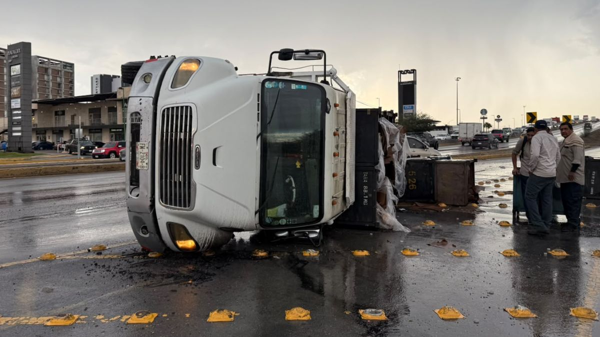 Cuerpos de emergencia utilizaron una grúa para levantar la unidad cerca del puente de Villa Florida.