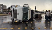 Cuerpos de emergencia utilizaron una grúa para levantar la unidad cerca del puente de Villa Florida.