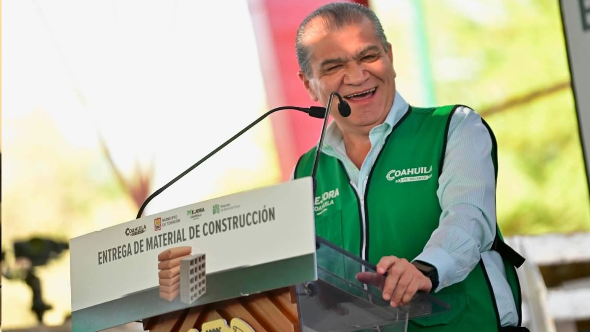 Familias de Torreón acuden a la Dirección de Desarrollo Social para tramitar vales de material a bajo costo y mejorar la seguridad de su vivienda.