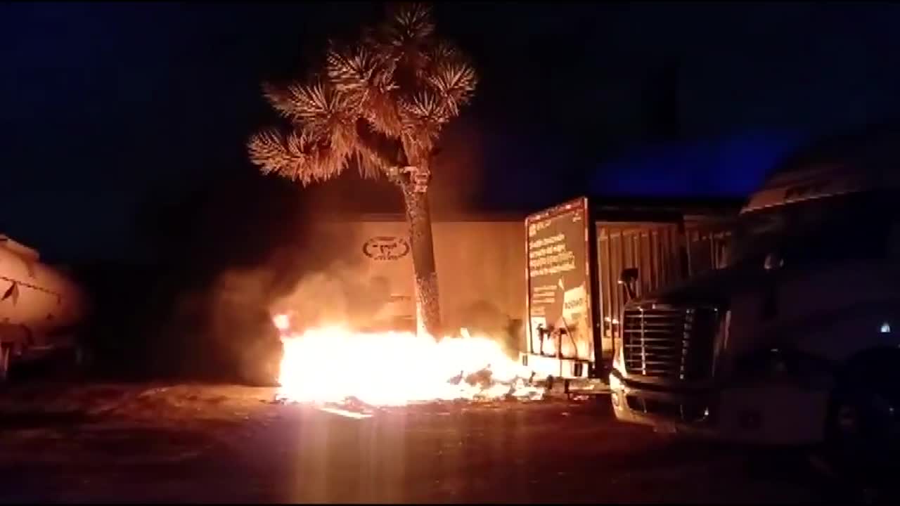 Incendio consume camión de carga en la carretera a Laredo en Apodaca