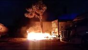 Incendio consume camión de carga en la carretera a Laredo en Apodaca