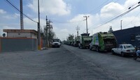 Largas filas de camiones recolectores detenidos sobre la Carretera a Colombia.