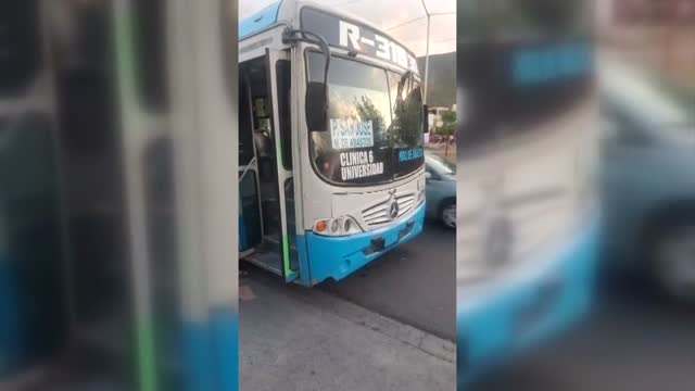 Mujer sufre fuerte caída de camión en Escobedo; ambulancia tardó cuatro horas en llegar