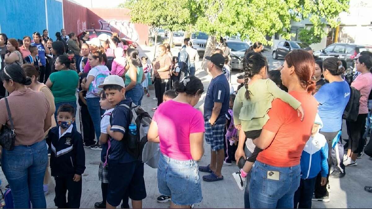 Padres de familia permanecieron afuera del plantel mientras esperaban una decisión.