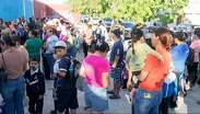 Padres de familia permanecieron afuera del plantel mientras esperaban una decisión.