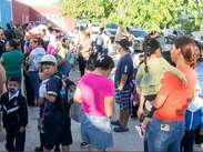 Padres de familia permanecieron afuera del plantel mientras esperaban una decisión.
