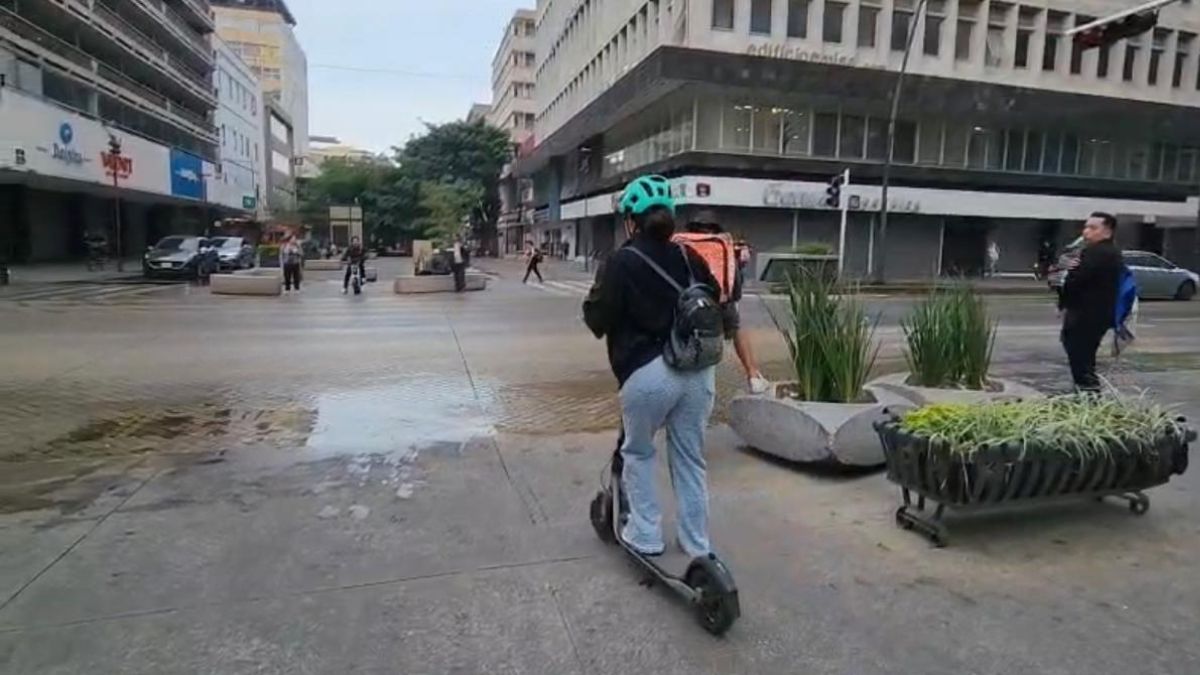 Una persona y sin audífonos: así cambia el uso de scooters eléctricos en Jalisco