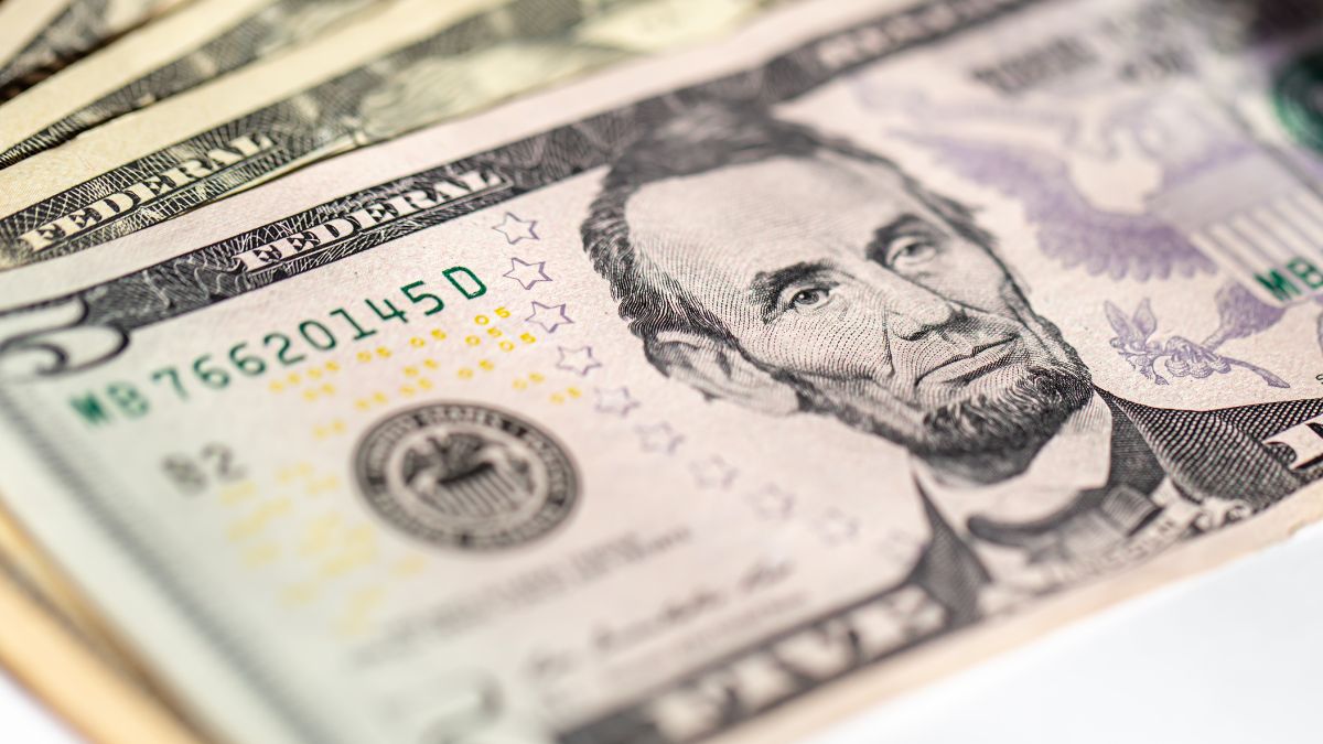 Peso mexicano sigue cayendo frente al dólar.