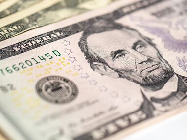 Peso mexicano sigue cayendo frente al dólar.