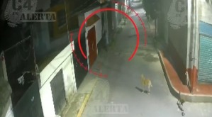 Presuntos asaltantes en Chimalhuacán, Estado de México, fueron captados en video huyendo por las calles de noche.