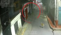 Presuntos asaltantes en Chimalhuacán, Estado de México, fueron captados en video huyendo por las calles de noche.