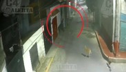 Presuntos asaltantes en Chimalhuacán, Estado de México, fueron captados en video huyendo por las calles de noche.